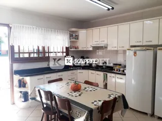 Foto de um ambiente interno com mesa e cadeiras em uma cozinha ou sala de jantar.