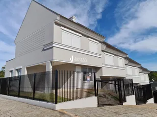Fachada de uma casa em Lajeado, Brasil, com cerca e portão de metal preto.