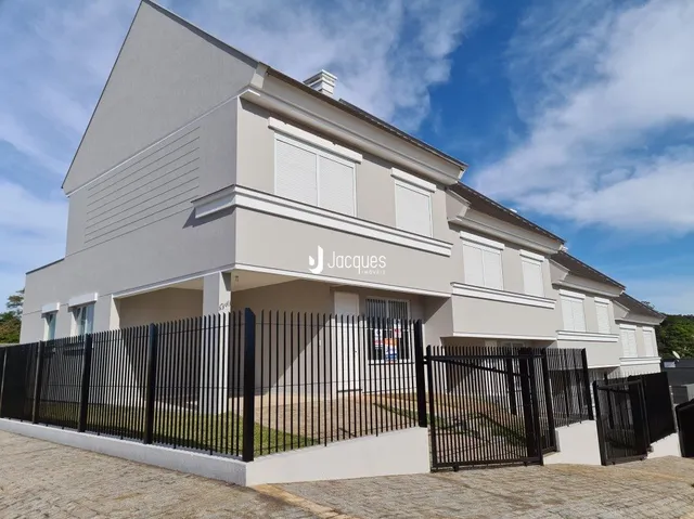 Fachada de uma casa em Lajeado, Brasil, com cerca e portão de metal preto.