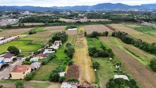Vista aérea de uma propriedade com campos e áreas verdes em Lajeado, Brasil.