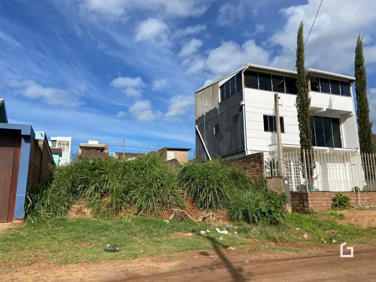 Fachada de uma casa em Lajeado, Brasil, com vegetação no primeiro plano.