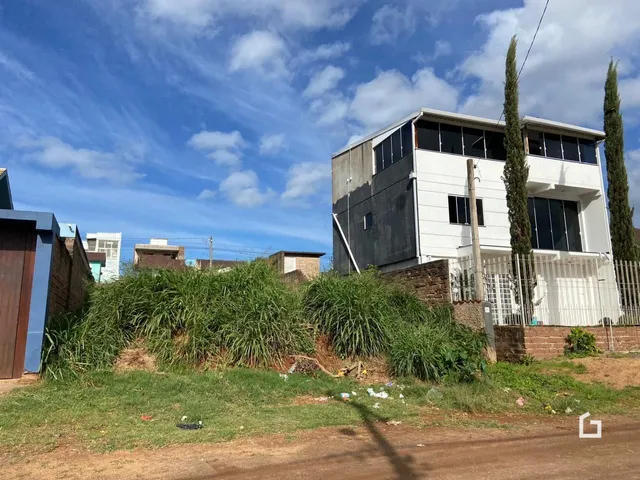 Fachada de uma casa em Lajeado, Brasil, com vegetação no primeiro plano.