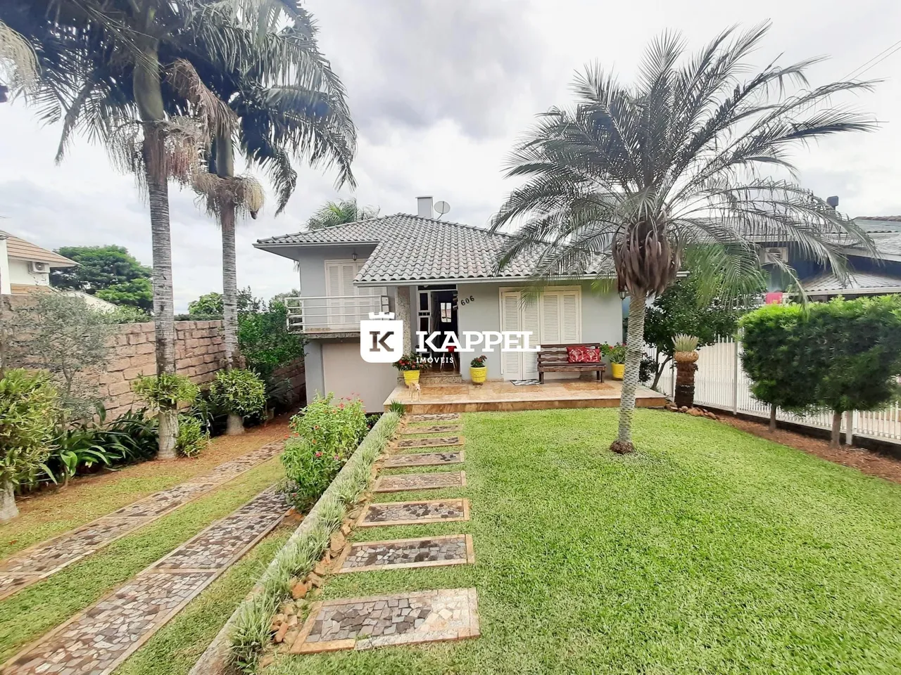Fachada de uma casa residencial em Lajeado com jardim frontal.