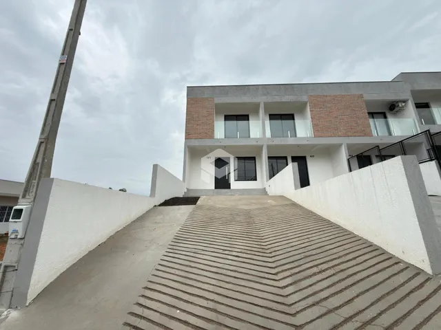 Fachada de um prédio residencial em Lajeado, Brasil com escadaria de acesso.