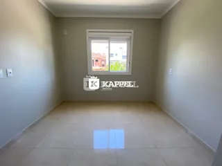 Uma sala de estar vazia com piso de cerâmica e uma janela.