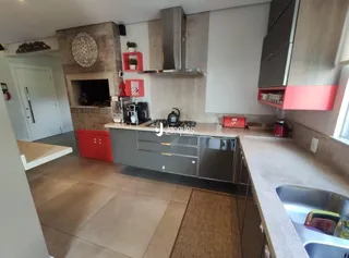 Vista da cozinha moderna com armários e eletrodomésticos de aço inoxidável.