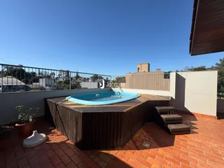Vista externa de uma piscina em uma propriedade em Lajeado.