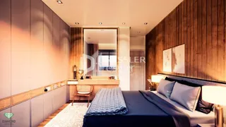 Quarto com cabeceira de madeira e painéis nas paredes.