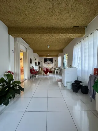 Hall de entrada e corredor de uma residência em Lajeado.
