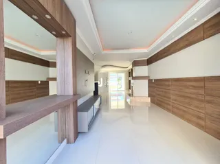 Ambiente interno moderno com painéis de madeira na sala.