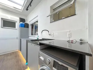 Foto de uma cozinha interna com armários e bancada.