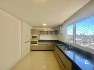 Vista da cozinha com janela para a cidade em Lajeado, Brasil.
