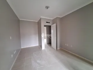 Hall de entrada com paredes cinzas claras e piso de cerâmica.
