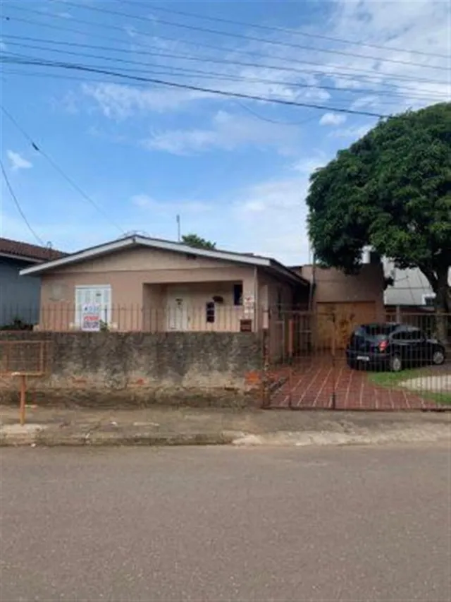 Fachada de uma residência em Lajeado, Brasil, com muro e cerca.