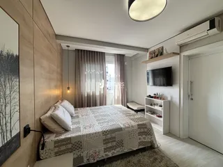Quarto com cama e janela em um apartamento.