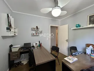 Foto de um escritório com paredes cinzas e estantes na Lajeado.