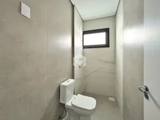 Foto de um banheiro com revestimento de cerâmica nas paredes.