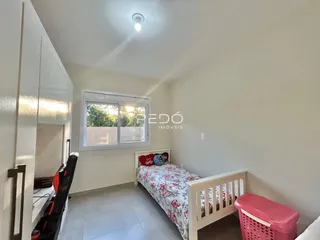 Foto de um quarto com cama e janela em um imóvel.