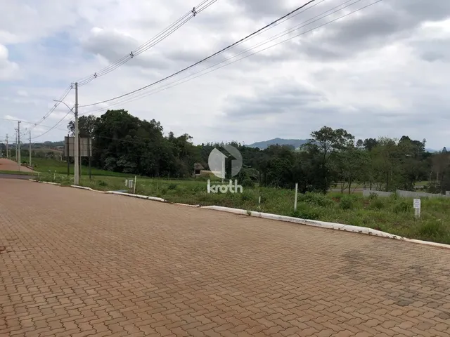 Vista da rua pavimentada em Lajeado, Brasil.