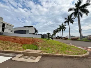 Vista externa de uma propriedade residencial em Lajeado, Brasil, com terreno inclinado e vegetação.