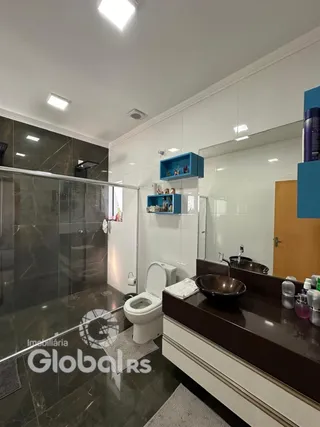 Foto de um banheiro moderno com revestimento de cerâmica e espelho.