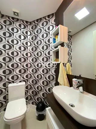 Foto de um banheiro com azulejos brancos e pretos