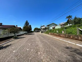 Vista de uma rua pavimentada em Lajeado, Brasil.