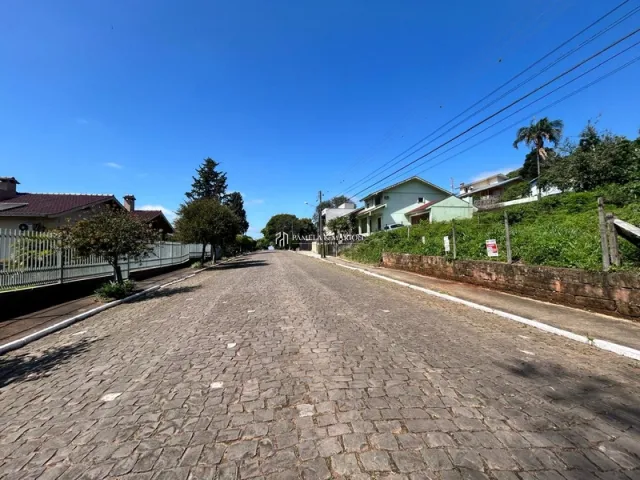 Vista de uma rua pavimentada em Lajeado, Brasil.