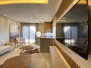 Sala de estar moderna com iluminação natural e decoração contemporânea.