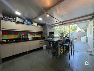 Foto da cozinha e área de jantar de uma residência em Lajeado.