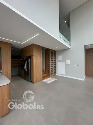 Interior de uma sala de estar com painéis de madeira e paredes brancas.