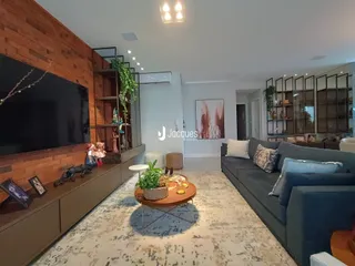 Sala de estar com parede de tijolos aparentes e sofá moderno.