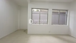 Foto de um cômodo interno com paredes brancas e piso claro.