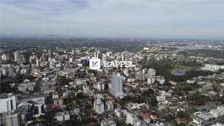 Vista aérea de uma área urbana em Lajeado, Brasil, mostrando edifícios e paisagem.