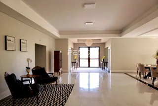 Espaço amplo e iluminado de uma área comum em uma residência.
