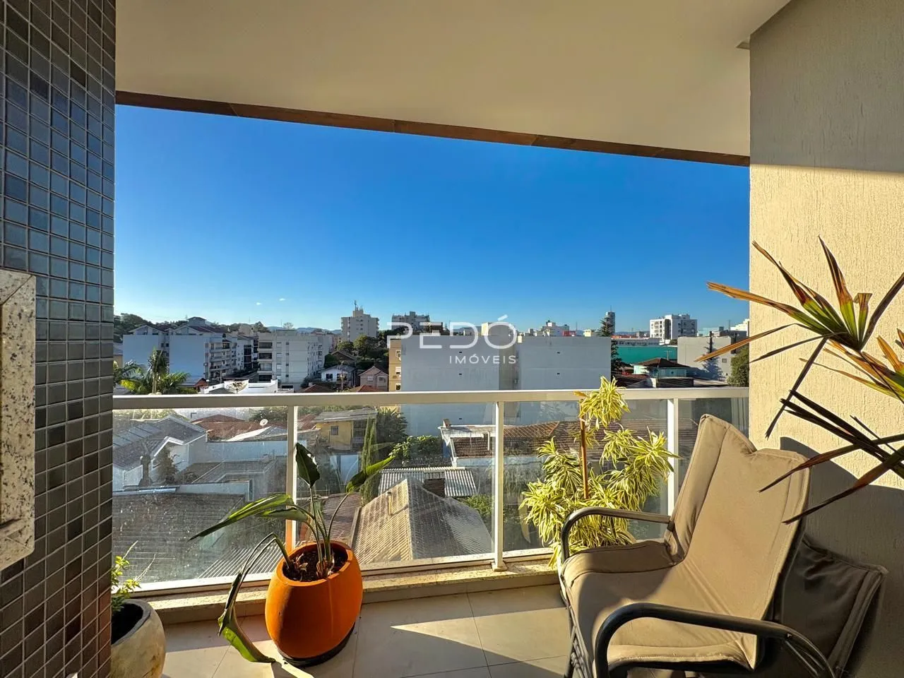 Vista da varanda de um imóvel com vista para a paisagem urbana de Lajeado, Brasil.