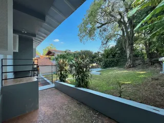 Vista externa de um pátio e jardim com muro de contenção em Lajeado, Brasil.