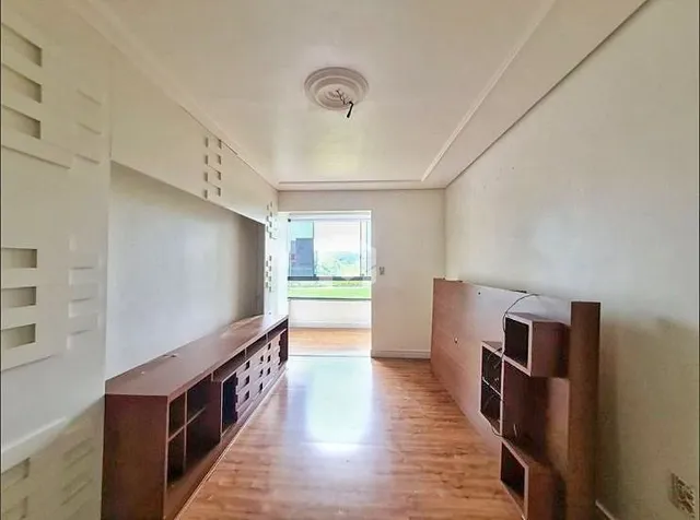 Corredor interno com revestimento de madeira e portas.