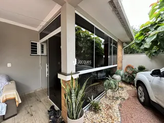 Fachada de imóvel em Lajeado, Brasil, com área externa e jardim.
