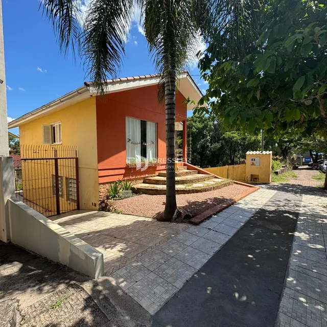 Fachada de uma casa em Lajeado, Brasil com jardim e calçada.