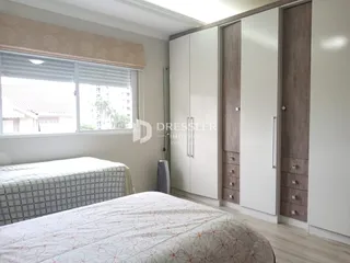 Quarto com cama e armários em um imóvel no Brasil.