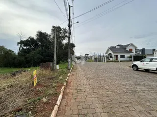 Uma rua pavimentada leva a uma residência em Lajeado, Brasil.