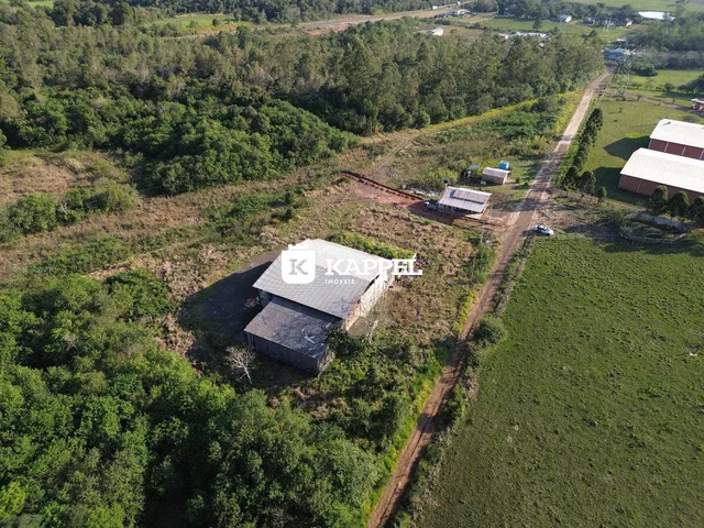 Vista aérea da propriedade rural em Lajeado, mostrando a casa cercada por vegetação densa.