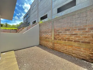 Vista da fachada de um imóvel com parede de tijolos aparentes em Lajeado, Brasil.