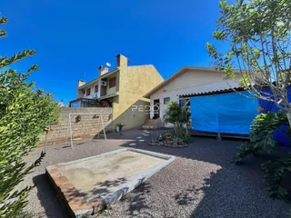 Vista externa de uma residência em Lajeado, Brasil, com jardim e área externa.