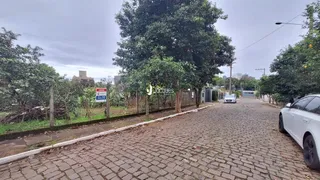 Vista da rua com vegetação e calçada em Lajeado, Brasil.