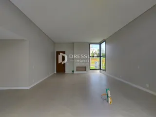 Foto de uma sala ampla e vazia em uma residência.
