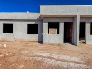 Fachada de construção de uma residência em Lajeado, Brasil, com paredes de concreto expostas.