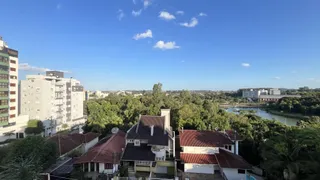 Vista aérea de residências com telhados de telha vermelha e vegetação abundante em Lajeado.