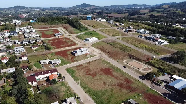Vista aérea de uma área de terra com casas e campos no interior de Lajeado.
